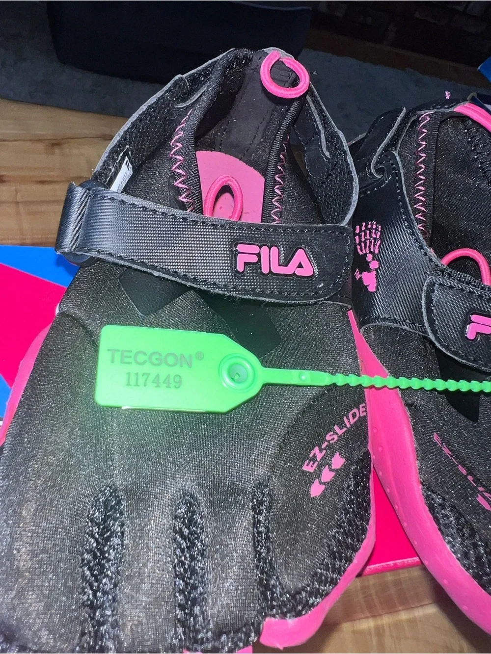 FILA Kids Skeleton-toes Ex Slide Drainage Black and Hot Pink Five-Toe Size 1